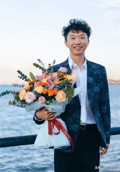 怪不得宋家腾能这么火，看看他妻子是谁就知道了，娶个贤妻旺三代