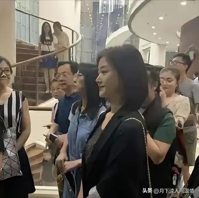 哇60岁的宋祖英，这也太美了吧，看起来也就是30多岁，太年轻了