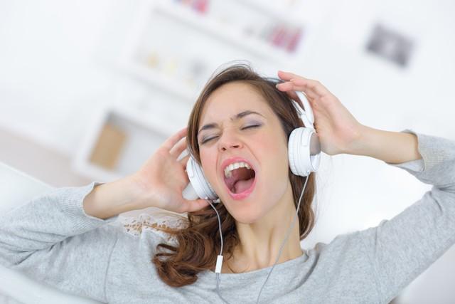 别让耳机坏了听力