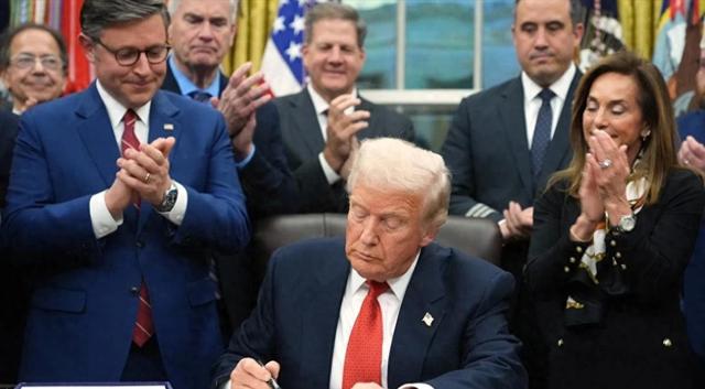 特朗普果然变脸了，红线问题不再谨慎，对中国打出最敏感的一张牌