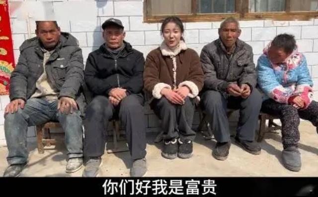 网红李富贵带46位老人去旅行，听戏吃大餐，《人民日报》点赞转发