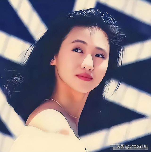 她出身清华大学，因拍三级片与父母决裂，如今不让女儿进娱乐圈