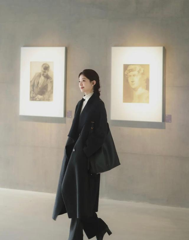 秋冬的“黑色大衣”，这样穿才够美够洋气！