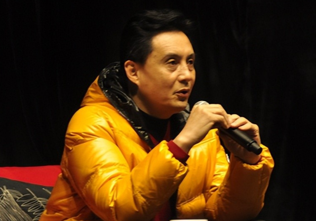 他被谢霆锋打成重伤，发妻6次流产绝情离开，如今街头卖卤肉为生