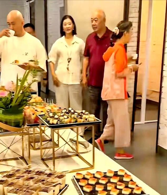 宋祖英私下聚会曝光，穿棉麻短发亮相，完全颠覆你的印象！