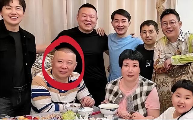 郭德纲一家现身上海，王惠穿绿裙胖到没脖子、10岁郭汾阳眼斜嘴歪