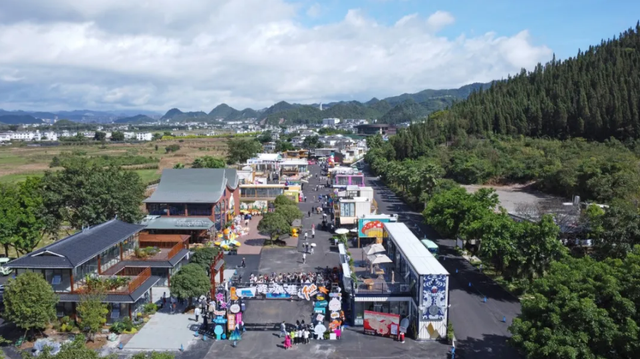 贵州兴义万峰林景区：“潮玩”活动引客来 “双节”客流迎高峰