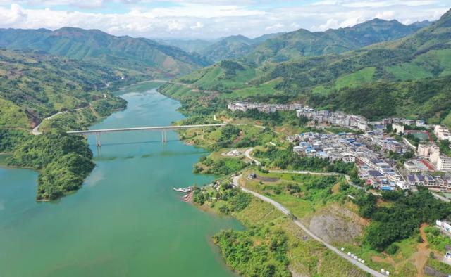 贞丰:九桥飞架跨天堑 大道通衢筑梦行