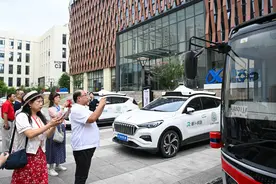 科技让汽车“耳聪目明” 海外华媒走进重庆永川体验无人驾驶图片