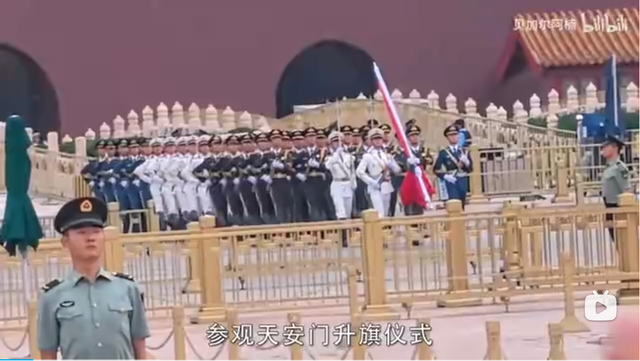 老外到北京看升国旗：穿越30年时空，重写《共和国的早晨》