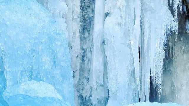 美到窒息！泰山彩石溪惊现“冬日魔法”，冰瀑奇观美若幻境！