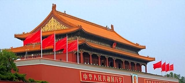 1969年，天安门秘密拆除后重建，拆除时发现数枚炮弹和一个小木盒
