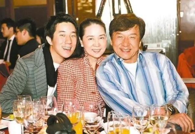 官媒对成龙的称呼变了	，三字之差释放强烈信号，王晶的话有人信了