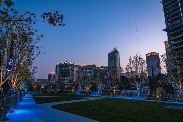 终于等到！北京CBD核心区公共绿地广场开放了！