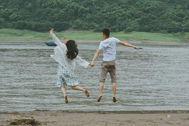 情感爆文：这世间最疯狂的事，就是爱上一个“旅行中”的陌生人…