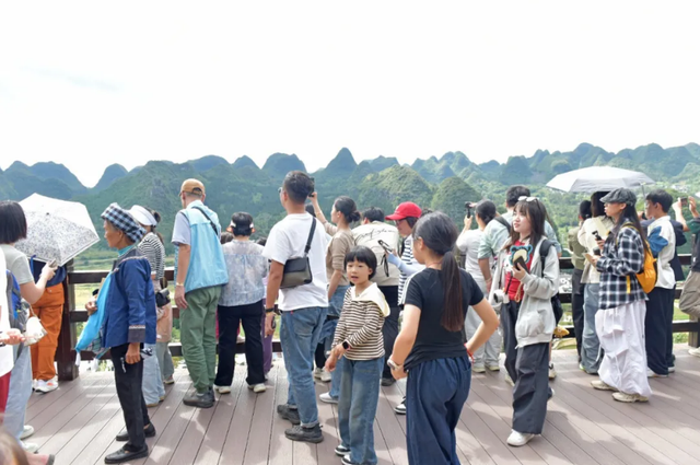 贵州兴义万峰林景区：“潮玩”活动引客来 “双节”客流迎高峰