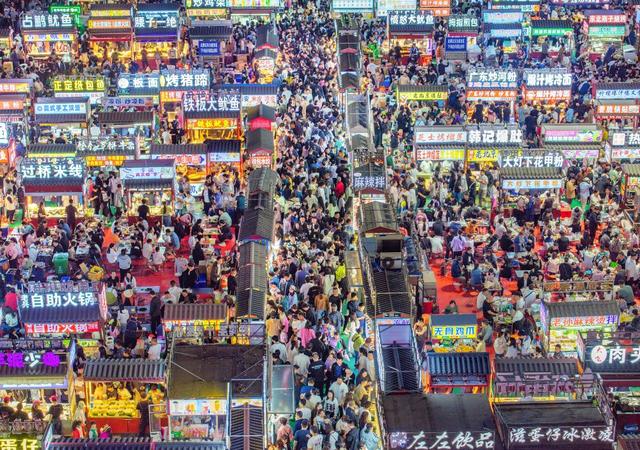 停车场里的“赛博”盛宴：一座华北古城以夜市激活夜经济