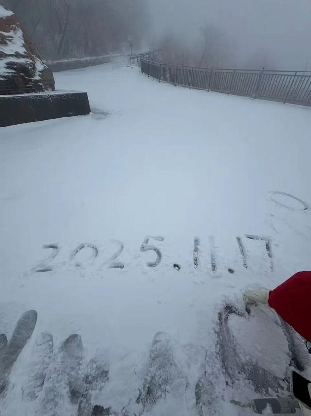 汉中各大景区银装素裹!快来共赴2025年第一场冰雪之约 →