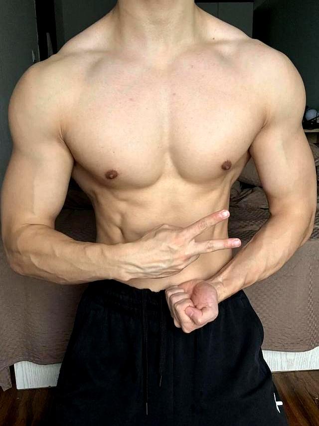 26岁北京自由健身教练，晒泵感肌肉	，这身材可以制霸健身房了