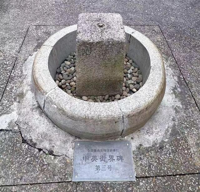 中英街是深圳八景之一，在沙头角，那里有界碑石