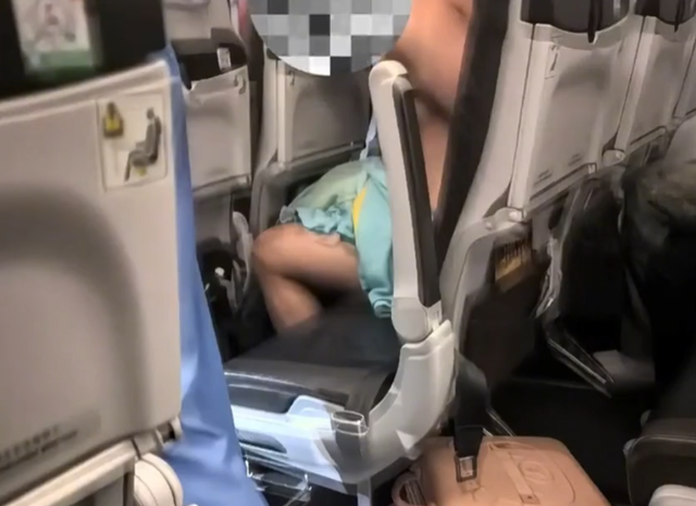 男子飞机上发癫裸奔，大喊大叫掌掴安保，被制服仍撒泼，警方介入