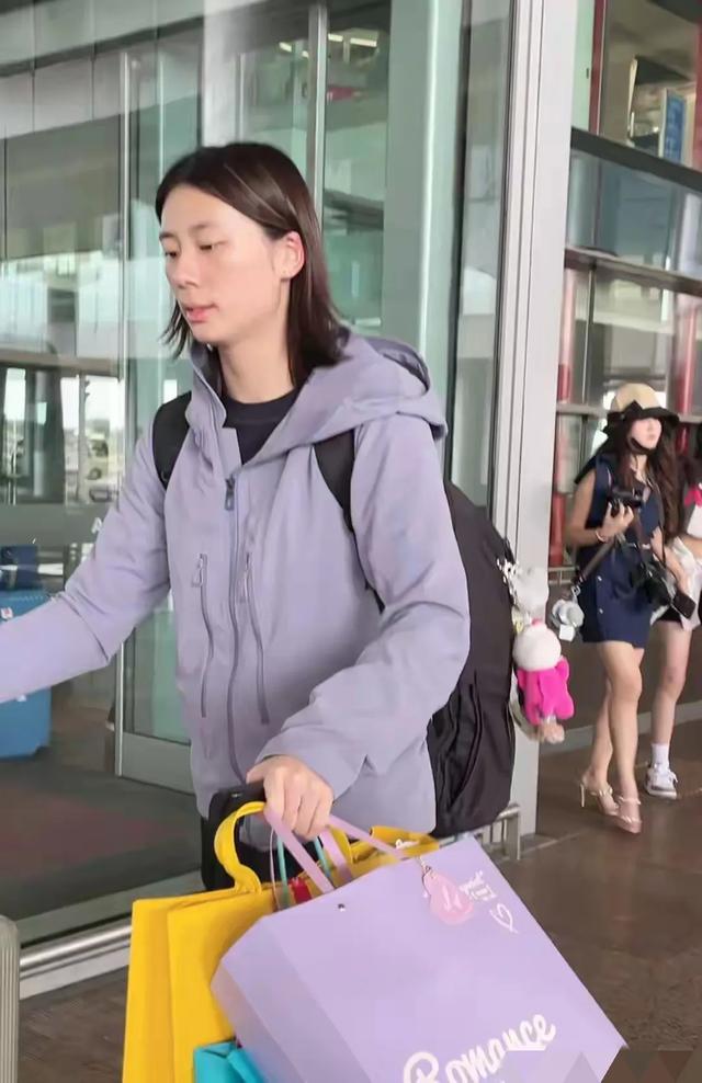 国乒回国抵达北京机场照，王曼昱被老奶奶包围，高远给小粉丝签名
