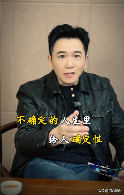 演员温兆伦现状：定居北京，61岁不显老依然帅气，10岁女儿很漂亮