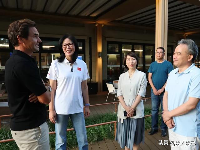 65岁的郎平在上海偶遇网球天王费德勒，合影时，两人状态都超棒！