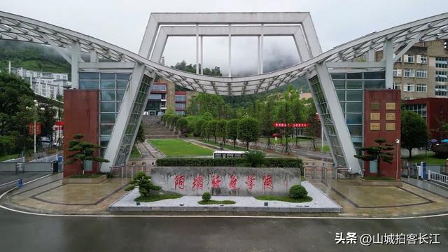 四川深藏大山“反差感”十足的镇，不仅场镇面积大，还有公办大学