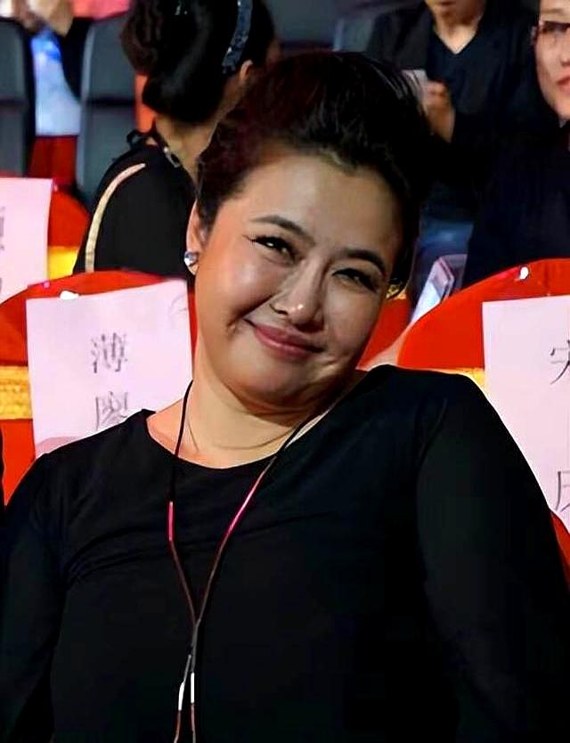 上了年纪的女人，中年难逃“三大变丑定律”，中一个就显老十岁