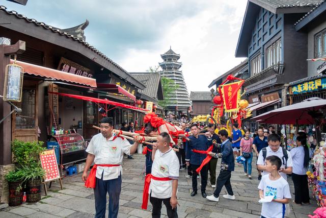 云上丹寨寻非遗：一场与蜡染、古纸和斗鸡的美食之旅