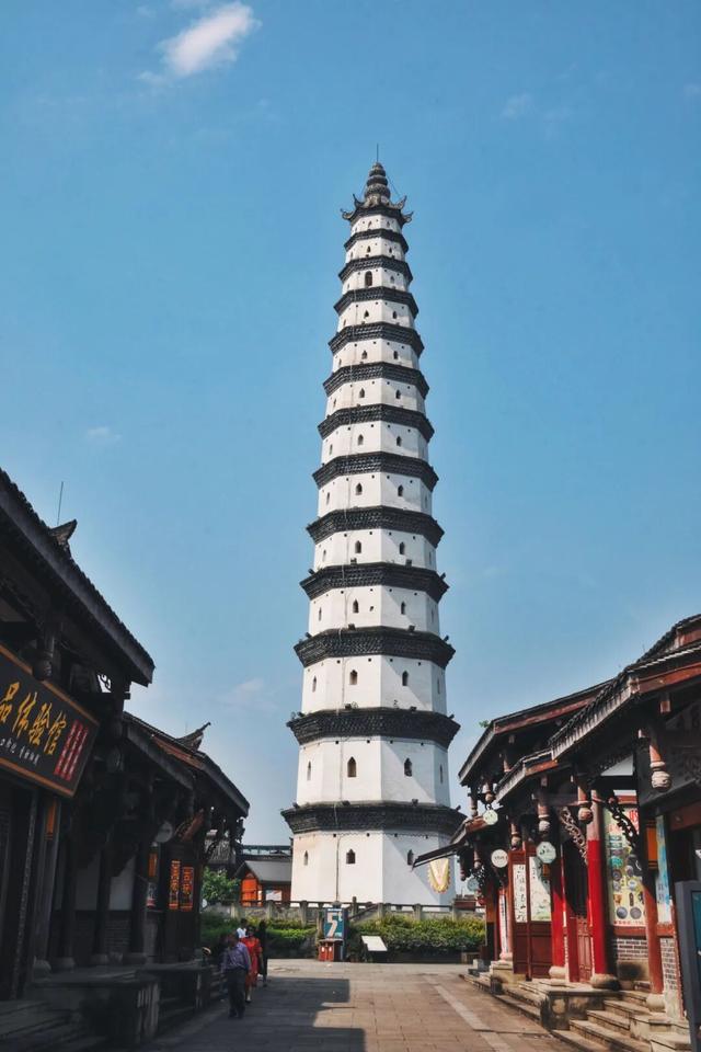 被重庆光芒掩盖，这座小城被一碗“刨猪汤”带火，景点几乎免费看