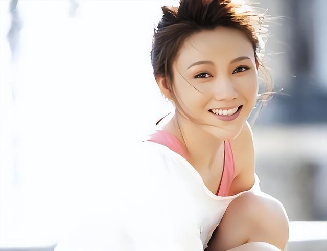 她原来已经去世11年，还以为息影退圈，实则突遭车祸高位截瘫身亡