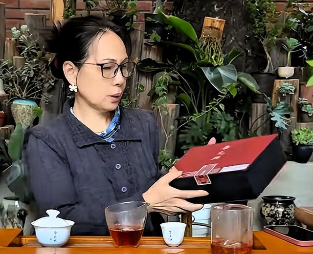 赖昌星前妻曾明娜现状：独居3000平老宅	，种花做饭，活成人生赢家