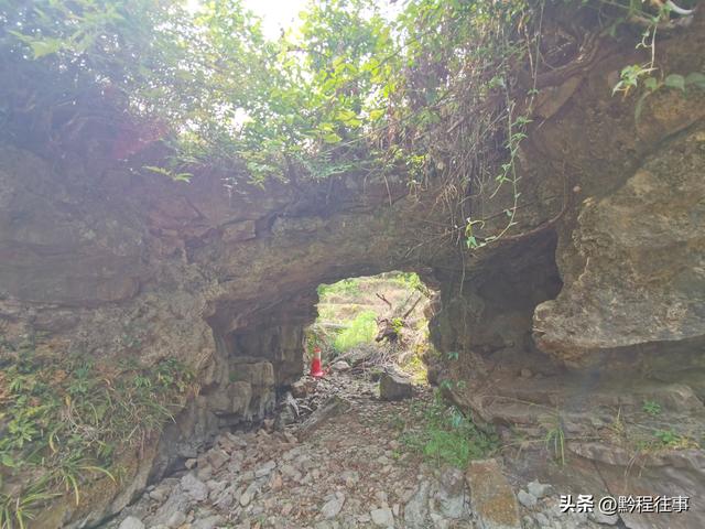 探险贵州深山原始溶洞，遇见一个躲匪洞、一座红军坟