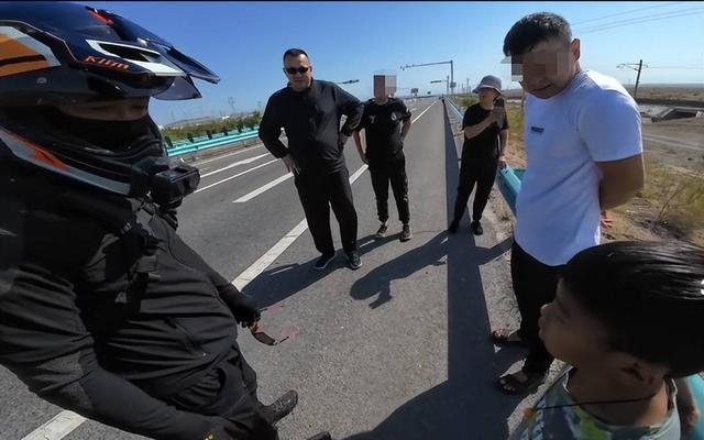 男孩被亲爹独自扔在新疆国道，亲妈徒步寻找摩友好心帮助却遭阴阳