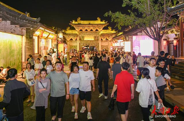 大同古城夜景流光溢彩,游人的脚步根本停不下来~