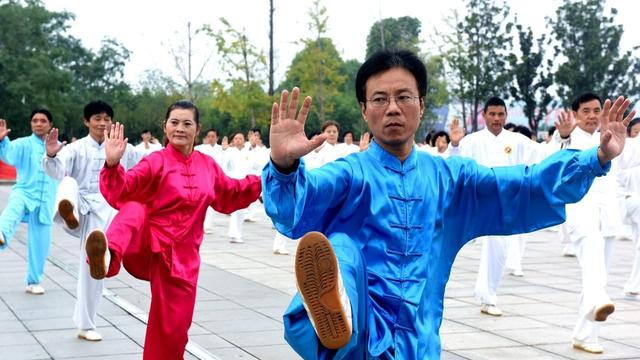 练太极总纠结“直拳”？懂了“折叠转换”和“蓄势	”	，才算摸到门