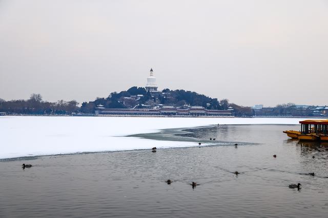 雪映白塔！北海公园氛围感拉满