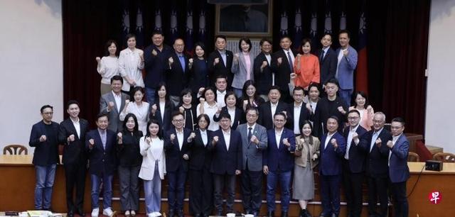 就两岸关系表态，请求赴陆面谈，赖清德第一时间反对，郑丽文回怼