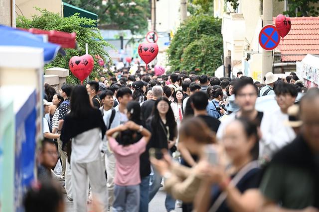 老城烟火气与艺术灵动碰撞 国庆假期青岛龙江路再掀打卡热潮