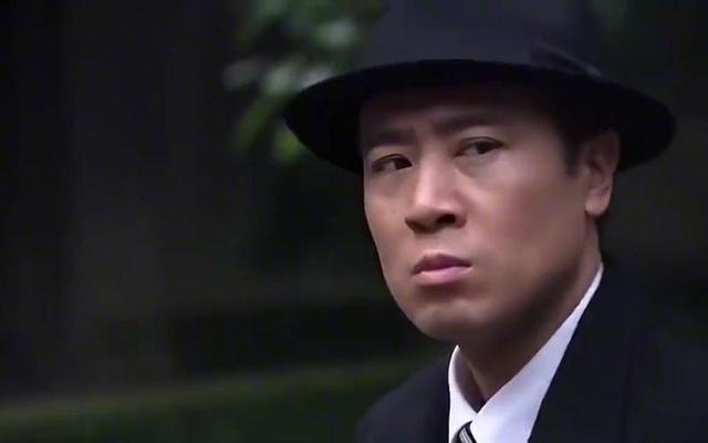 1949年老蒋派人暗杀傅作义，结果女特务莫名死在床上，这是为何？