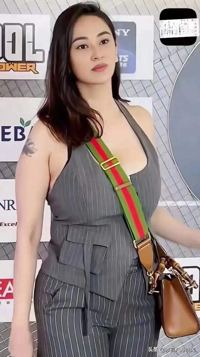 美杜莎太绝了！大体格穿灰色条纹连体裤，五官大气美到挪不开眼