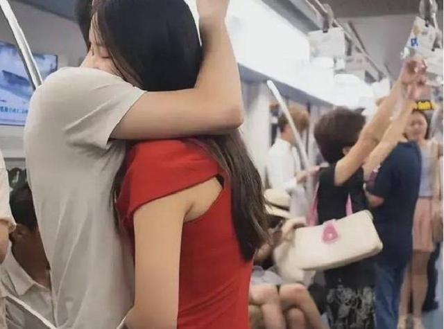 地铁偶遇“神仙情侣”！穿得朴素不玩手机，一个动作甜哭网友