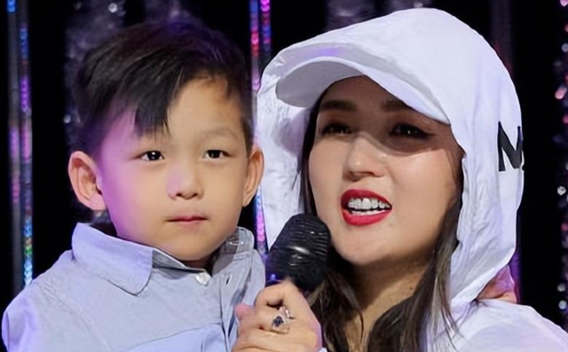 39岁何洁演唱会状态曝光，肚子三层肉腋下勒出副乳，养4娃显疲惫