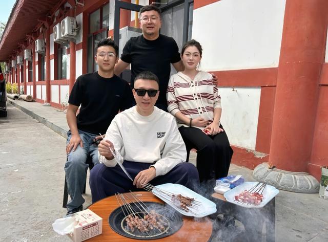 孙红雷和老婆王骏迪到宁夏旅游，在院子烤羊肉串，打扮时尚好贵气