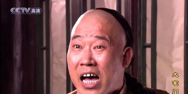 他因嘴歪演了半辈子坏人，令人想不到的是，他女儿是我们熟悉的她