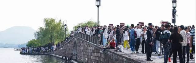贵州已经失守！避暑圣地游客望不到头，吃碗小吃比攻城还难
