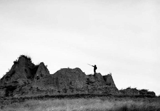 我的2025收官之旅：在府谷长城的陡坡上屁墩溜下