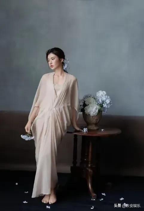 吴艳妮，二脚趾头有点长了。不得不说这颜值是真的好看